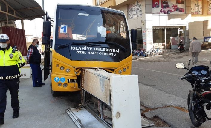 Halk otobüsü kaza yaptı 3 mahallenin interneti kesildi