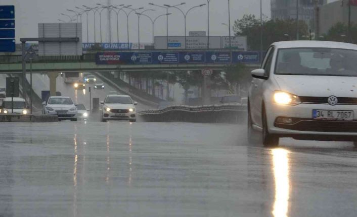 İstanbullular pazar gününe yağmurla uyandı