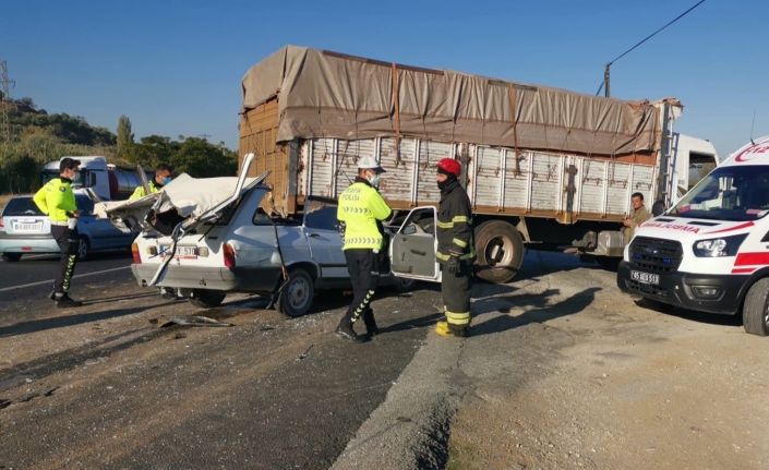 Kamyona çarpan otomobilin sürücüsü hayatını kaybetti