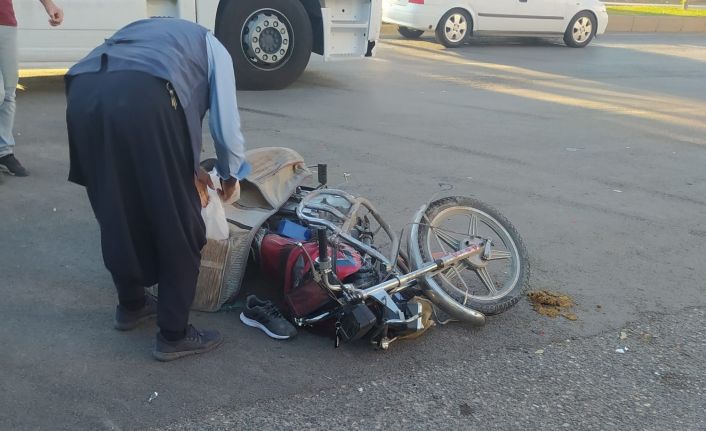 Kamyonetin altına giren motosiklet sürücüsü yaralandı