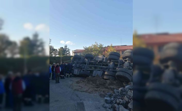 Kontrolden çıkan hafriyat kamyonu devrildi