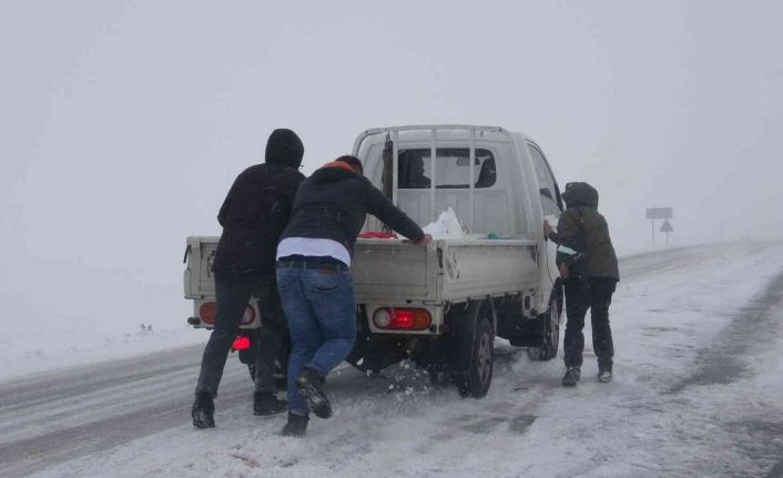 Sahara Geçidi’nde kar ve tipi