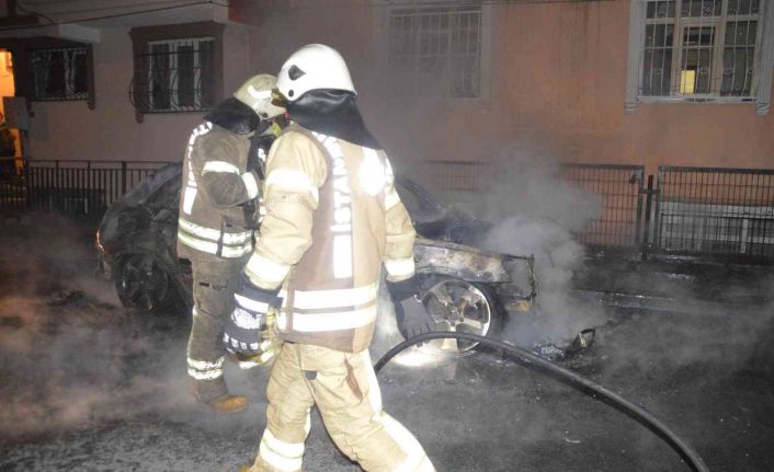 Sultangazi’de park halindeki otomobil alev alev yandı