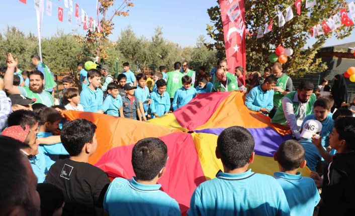 Suriyeli öğrenciler barış ve kardeşlik için zeytin topladı