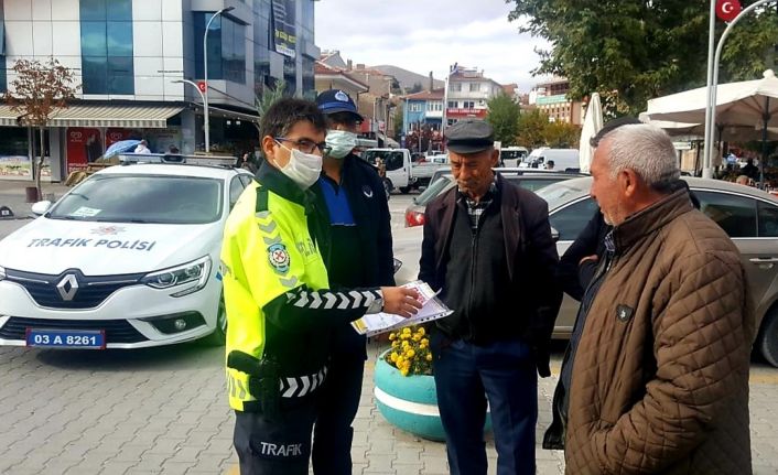 Ticari taksi şoförleri güvenli seyahat için broşürlerle bilgilendirildi