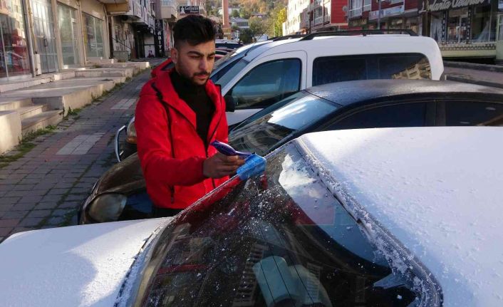 Yozgat’ta soğuk hava araç camlarını dondurdu