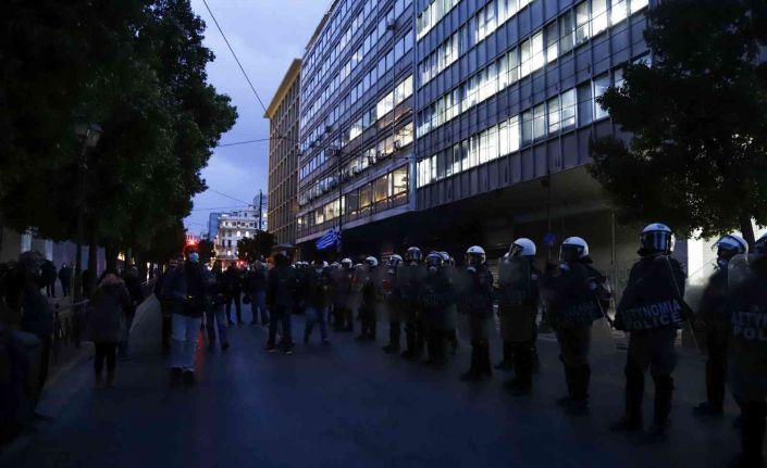 Yunanistan’da polis şiddetine karşı halk sokaklara döküldü