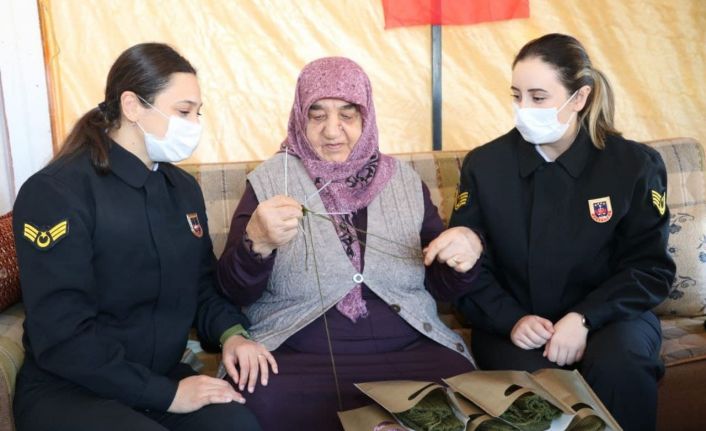 Ayşe nine komandolar üşümesin diye ördü, yürekleri ısıttı