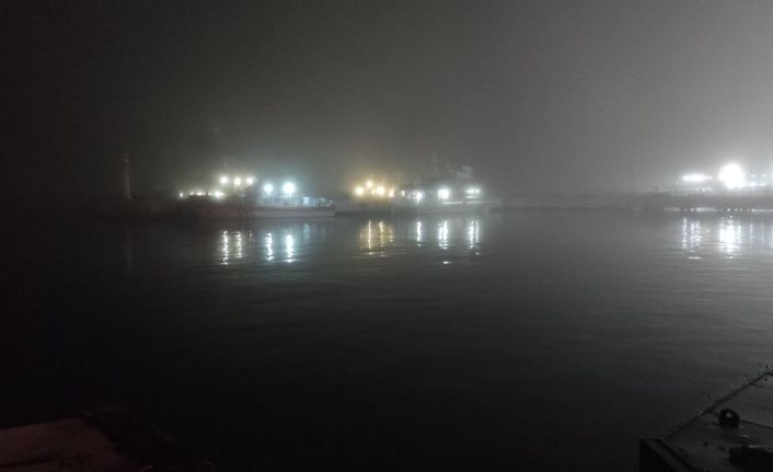 Çanakkale Boğazı yoğun sis nedeniyle gemi trafiğine kapandı