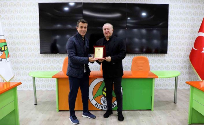 Alanyaspor ile yollarını ayıran Bülent Korkmaz’a plaket