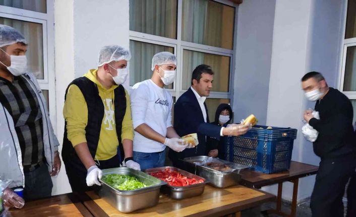 Alaplı’da protokol üyeleri üniversite öğrencileriyle halay çekti