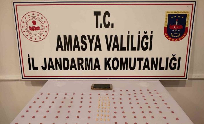 Amasya’da aramaya yapılan araçta 183 uyuşturucu hap bulundu