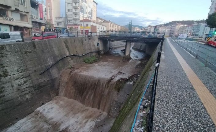 Aydın’da etkili olan yağışlar Tabakhane Deresi’ndeki suları yükseltti