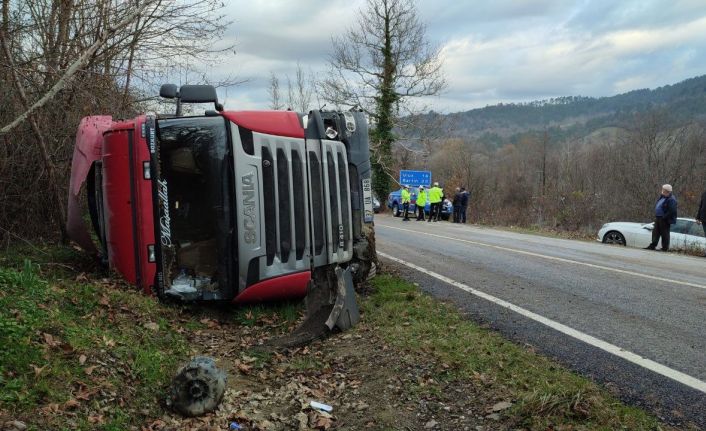 Bartın’da otomobille çarpışan tır devrildi : 1 yaralı