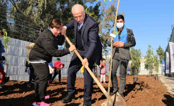 Başkan Gültak, engelli çocuklarla birlikte fidan dikti