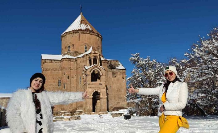 Beyaza bürünen Akdamar Adası’na İranlı turistlerden yoğun ilgi