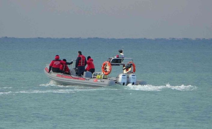 Bindikleri tekneden denize atlamaya zorlanan 2 göçmenin cesedine ulaşıldı