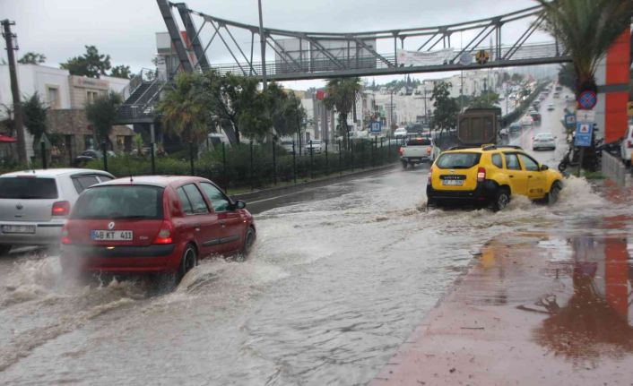 Bodrum’da sağanak etkili oldu, bazı noktalar göle döndü