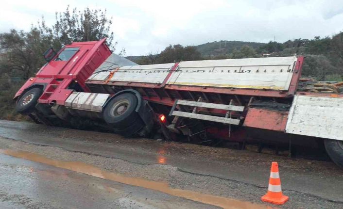 Bodrum’da tır, su kanalına girdi