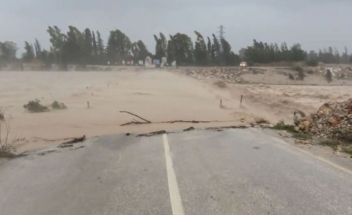 Boğaçay’ı taştı, kapatılan köprünün üzerinden sular aştı