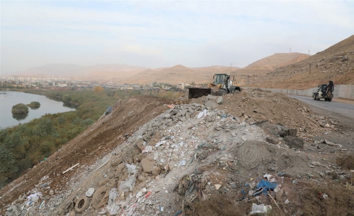 Cizre Belediyesi, ilçedeki moloz kirliliğinin önüne geçiyor