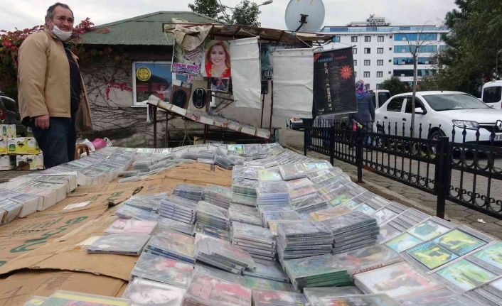 Devri biten kasetleri, pazar pazar dolaşarak sergileyip satıyor