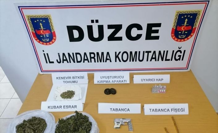 Durdurulan araçtan kavanoz içinde uyuşturucu çıktı