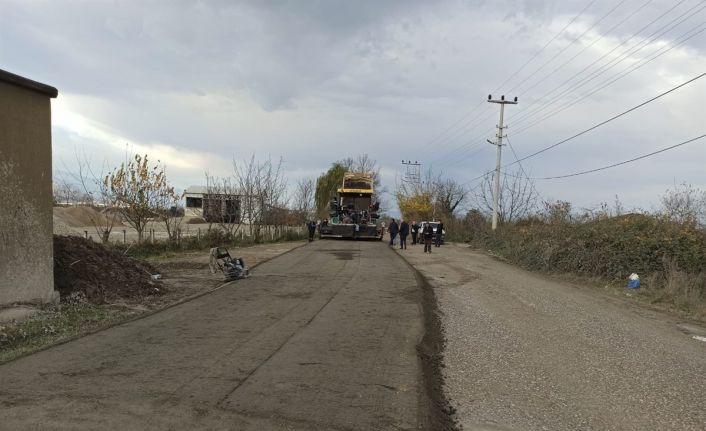 Düzce’de beton yol çalışmaları devam ediyor