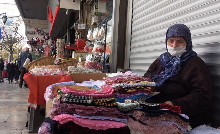 El emeği göz nuru ürünlerini satarak geçimini sağlıyor