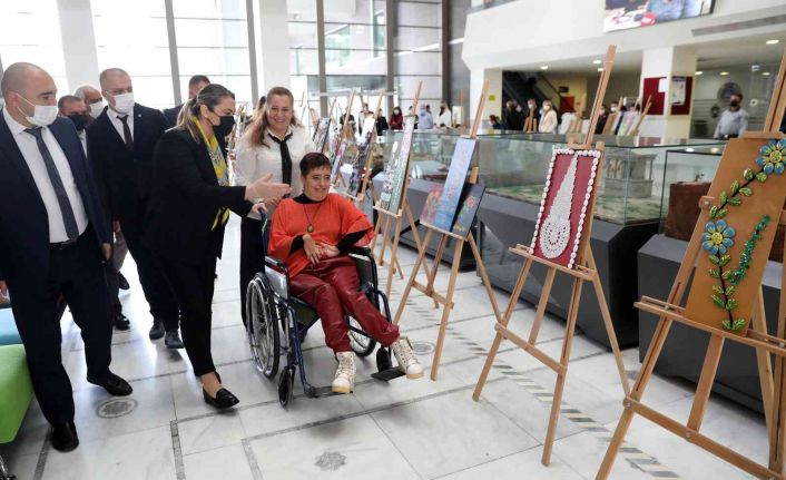 Engelli sanatçının ayaklarıyla yaptığı resimler sergilendi