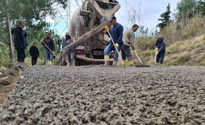 Fatsa’da beton yol seferberliği sürüyor