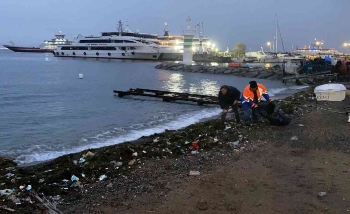 Fırtınanın ardından deniz kenarı çöplüğe döndü