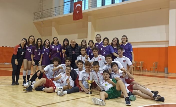 Genç erkekler voleybol il birincisi Akçakoca Fen Lisesi oldu