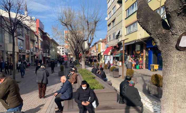 Güneşli havayı gören Eskişehirliler soluğu sokakta aldı