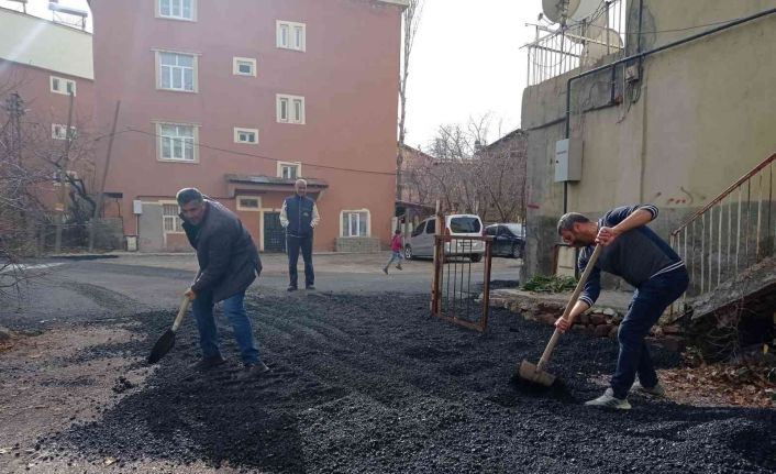 Hakkari’de yol asfaltlama çalışması