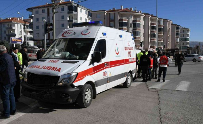 Hasta taşıyan ambulans otomobille çarpıştı: 1 yaralı