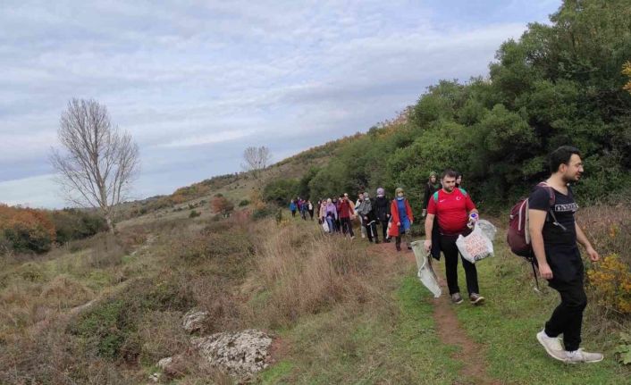 Hem doğada yürüdüler hem de 35 kilo atık topladılar