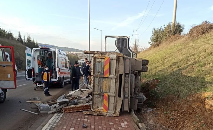 Hurda yüklü kamyonet devrildi, sıkışan sürücüyü itfaiye ekipleri kurtardı