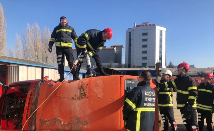 İtfaiye personeline trafik kazalarına müdahale eğitimi verildi