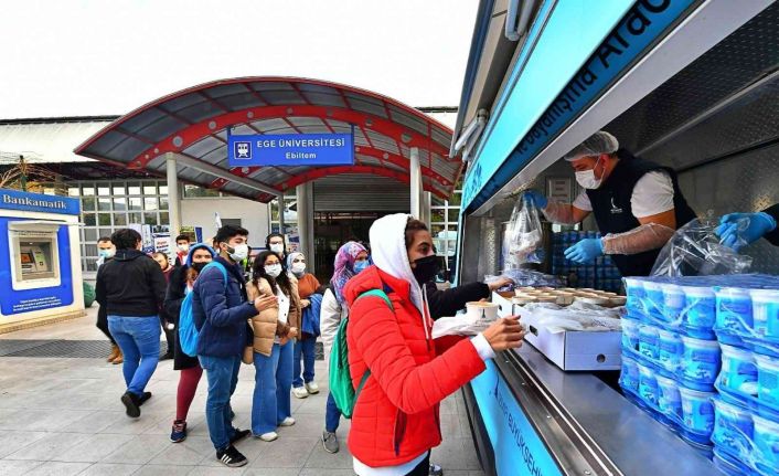 İzmir Büyükşehir Belediyesinden öğrencilere sıcak yemek