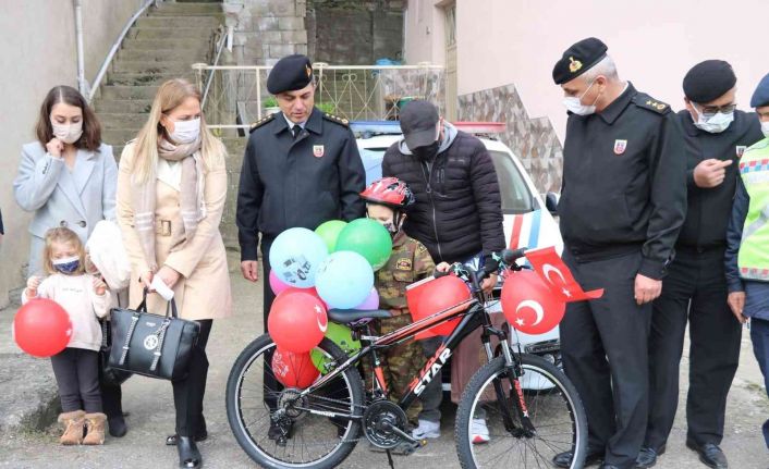 Jandarma Genel Komutanı Çetin’den jandarma hayranı Mikail’e bisiklet