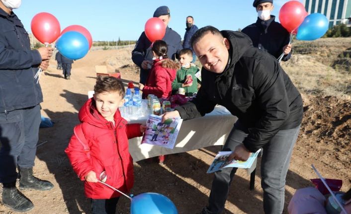 Jandarma önce aileleriyle fidan dikti, sonra çocuklarla uçurtma uçurdu