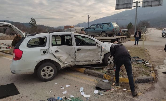 Karabük’te iki otomobil çarpıştı: 3 yaralı