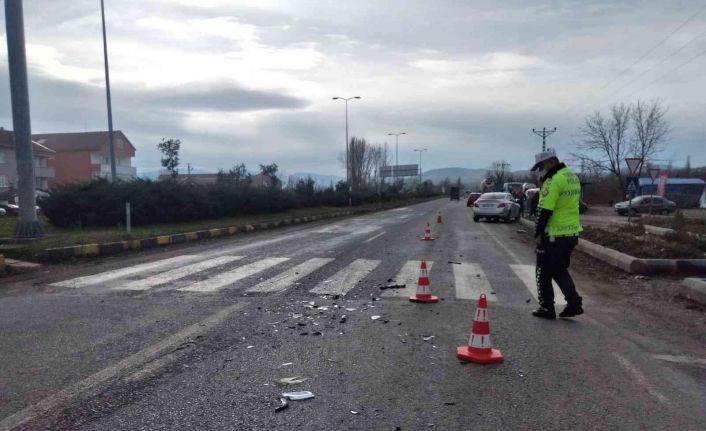 Kavşakta kırmızı ışıkta geçmeye çalışan sürücü kazaya neden oldu