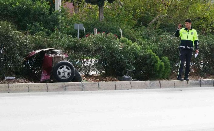 Kazada kopan otomobilin ön kısmı metrelerce savruldu