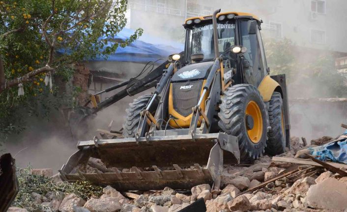 Kırıkhan’da metruk binalar yıkılıyor