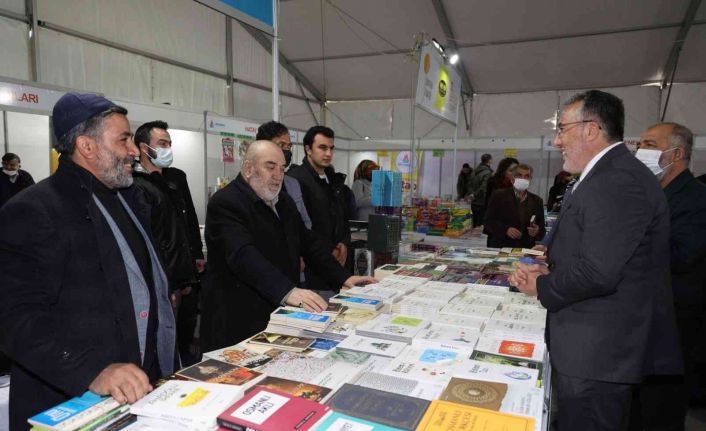 Kitap fuarı kapılarını açtı