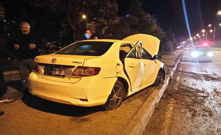 Kontrolden çıkan otomobil kaldırıma çıktı: 5 yaralı