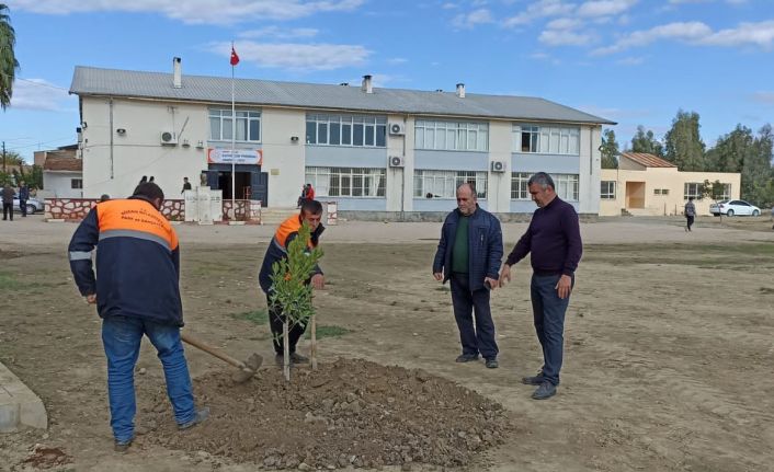 Kozan’da okul bahçesine fidan dikildi peyzaj çalışması yapıldı