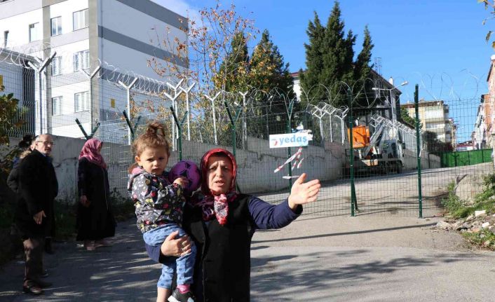 Mahalleli, tel örgüyle kapatılan sokağın tekrar açılmasını istiyor